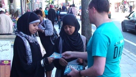 Des livrets d’information sur les dangers de la drogue sont distribués dans les grandes rues de Londres aux jeunes et aux adultes.